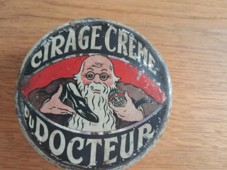 ANCIENNE BOITE EN TOLE LITHOGRAPHIEE " CIRAGE DU DOCTEUR"