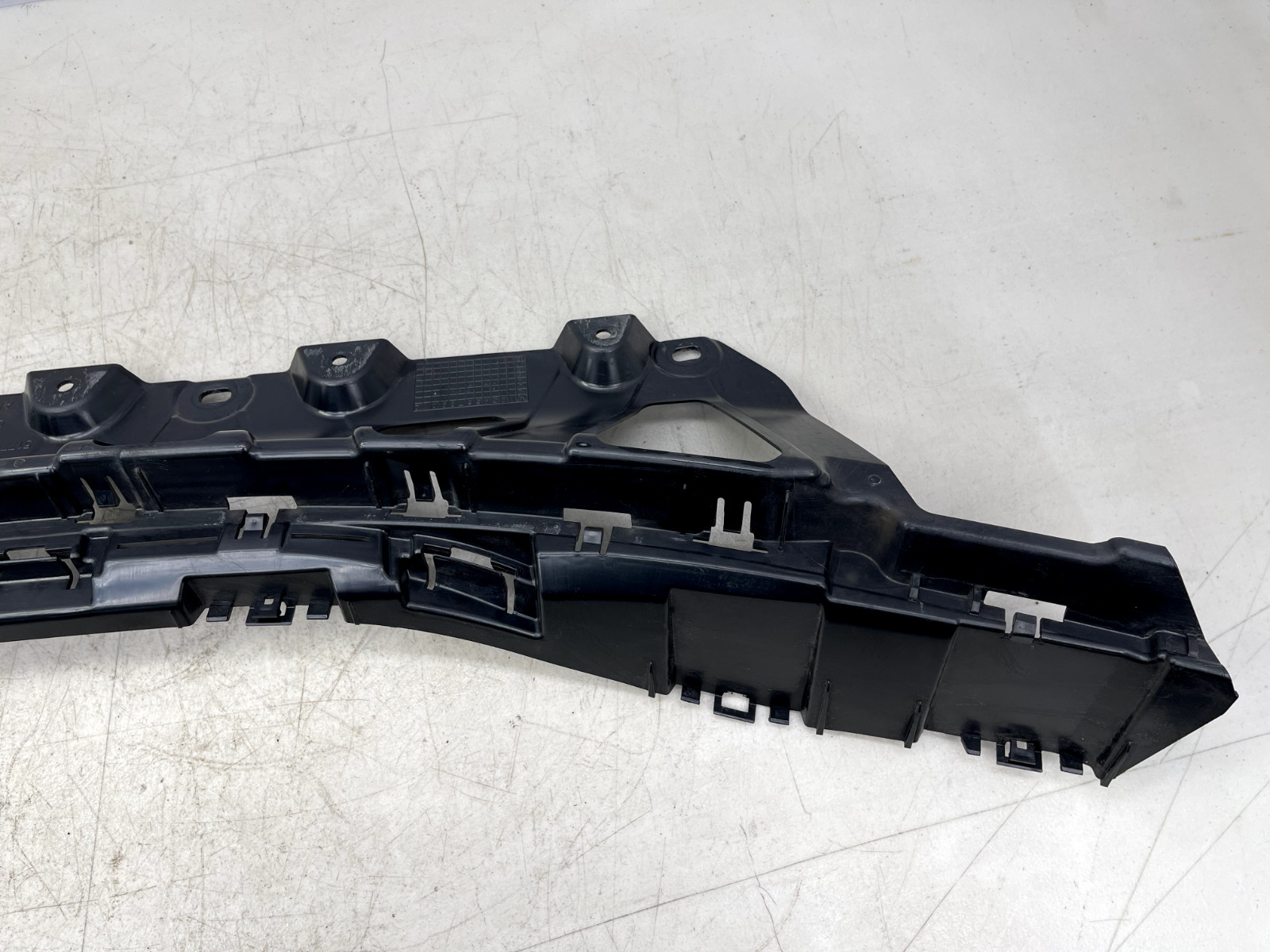 2014-2020 BMW i8 Right PASSENGE UPPER SIDE SKIRT Rocker MOUNTING Bracket 7336374