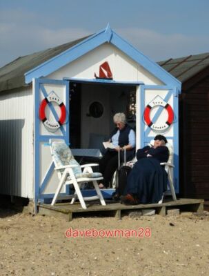 FOTO ZUM AUSZEIT NEHMEN IN DER STRANDHÜTTE AM WEST MERSEA BEACH. SIE LIEST A B