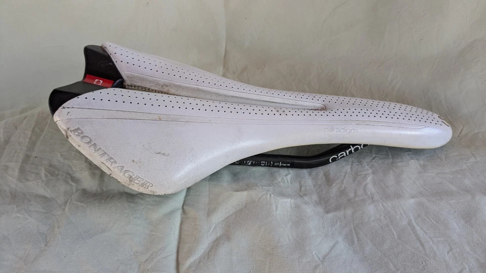 Bontrager Paradigm 碳纤维公路鞍 138 白色 — 第 3/4 张图片