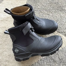 Men’s MUCK BOOTS APEX MID ZIP ANKLE BOOT BLACK Sz 9 NWOT NO BOX