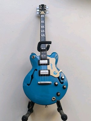 Oasis Noel Gallagher Elektro Ornament Gitarre Blau Kunstoff Guitar Kleine