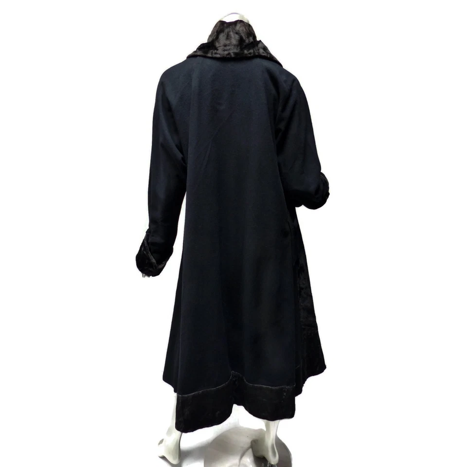 Edwardian World War I Era 长外套大号黑色羊毛丝绸毛绒装饰纽扣 — 第 2/4 张图片