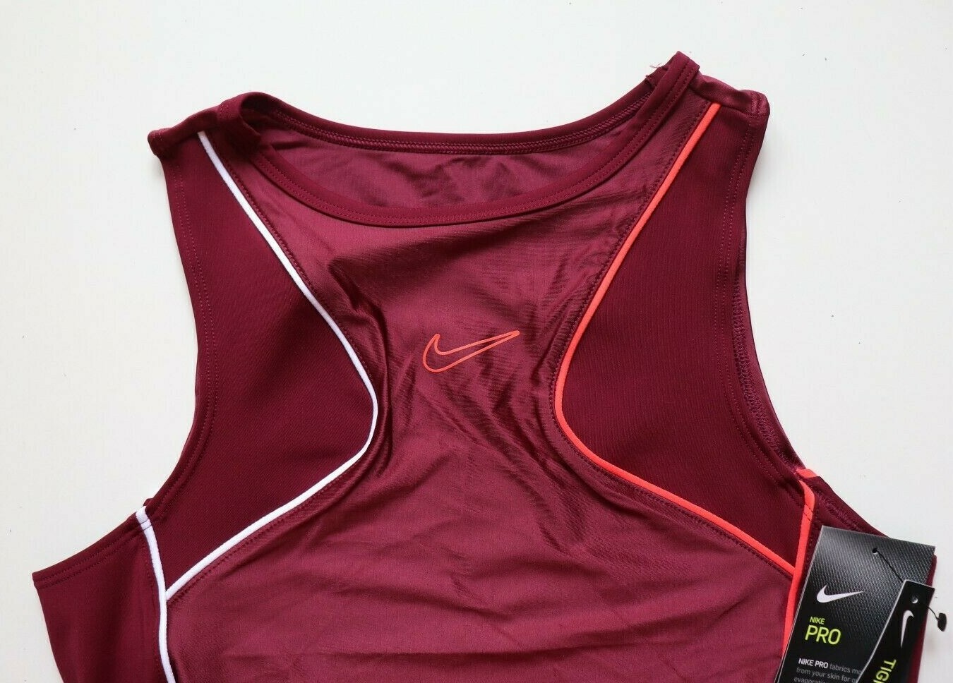 NIKE PRO CROPPED TIGHT FIT SLEEVELESS 