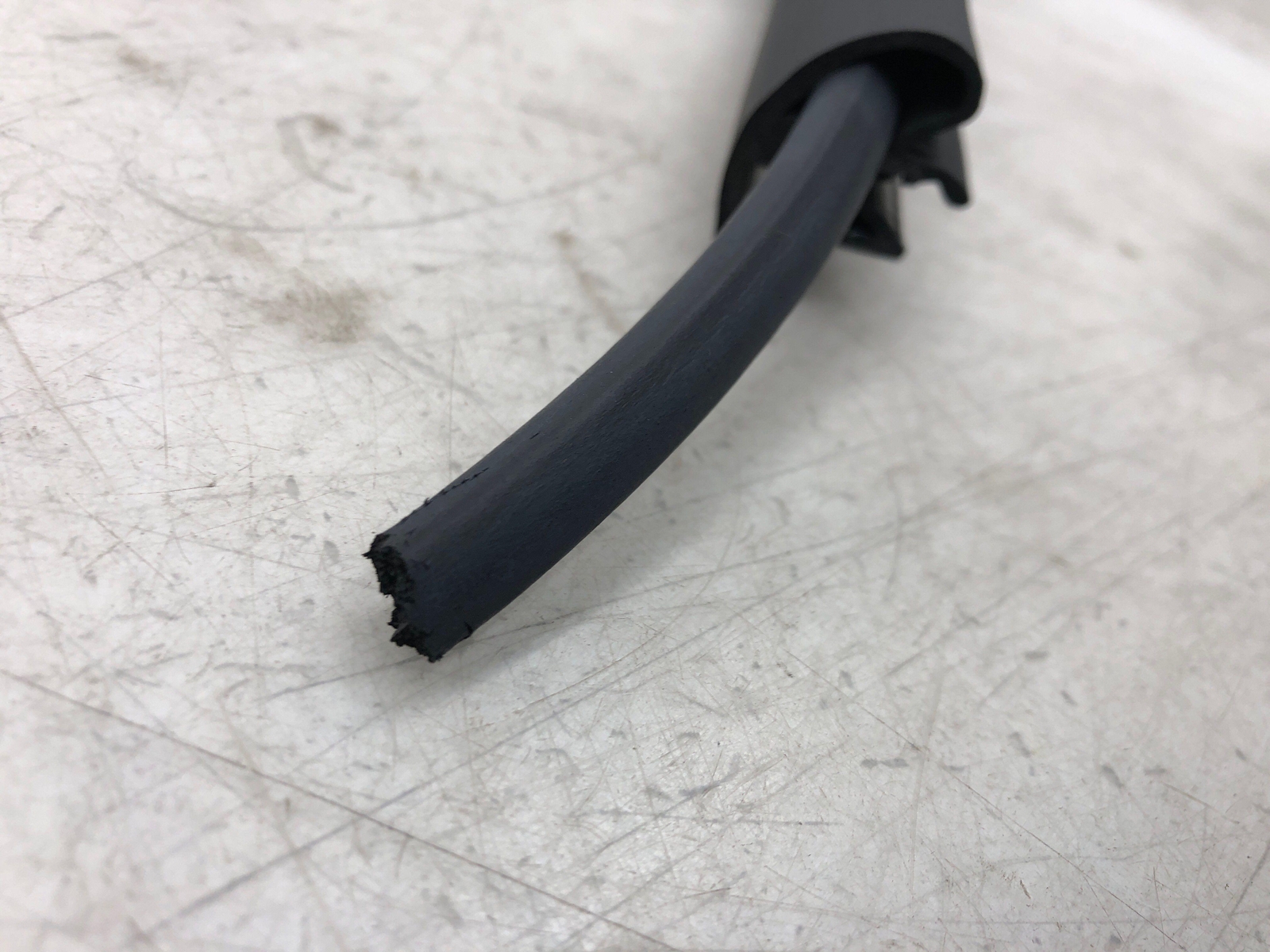2020-2023 ASTON MARTIN VANTAGE LEFT FRONT BODY DOOR WEATHER STRIP SEALING OEM