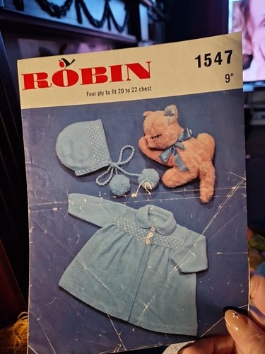 Vintage Robin Strickmuster 1547 Baby Strick 4-lagig Cardigan Mütze 20-22"