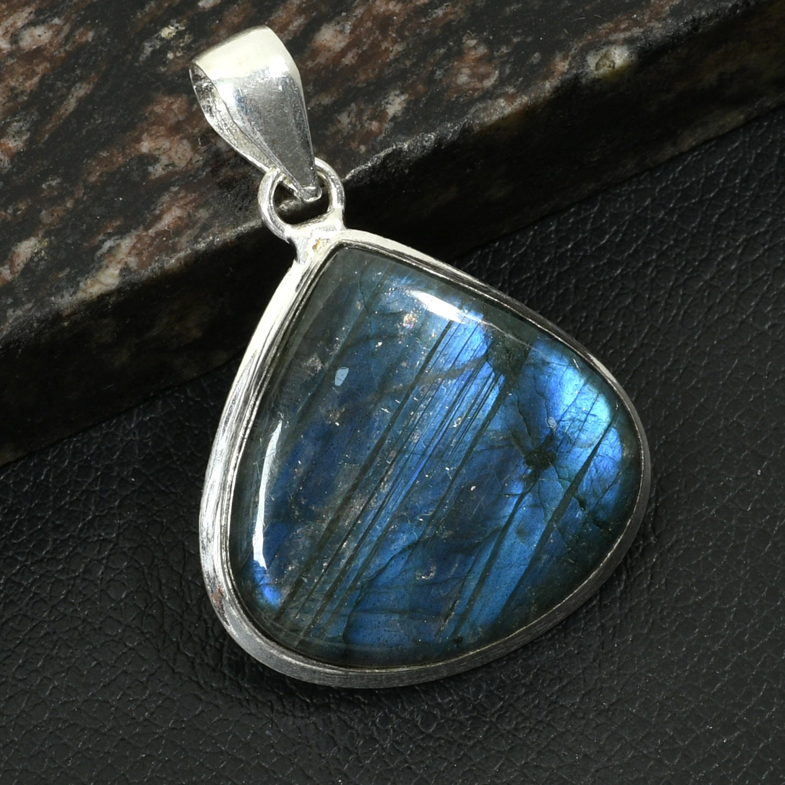 Labradorite Gemstone Ethnic Handmade Pendant Jewelry For Gift 1.92