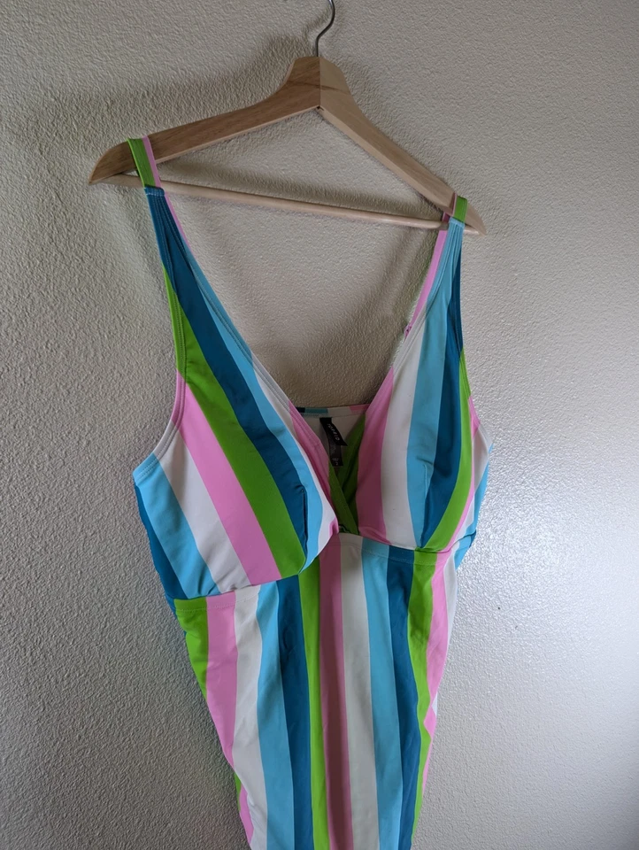 Traje de baño Torrid 2X multicolor azul rosa verde blanco a rayas de una pieza Foto 2 de 4
