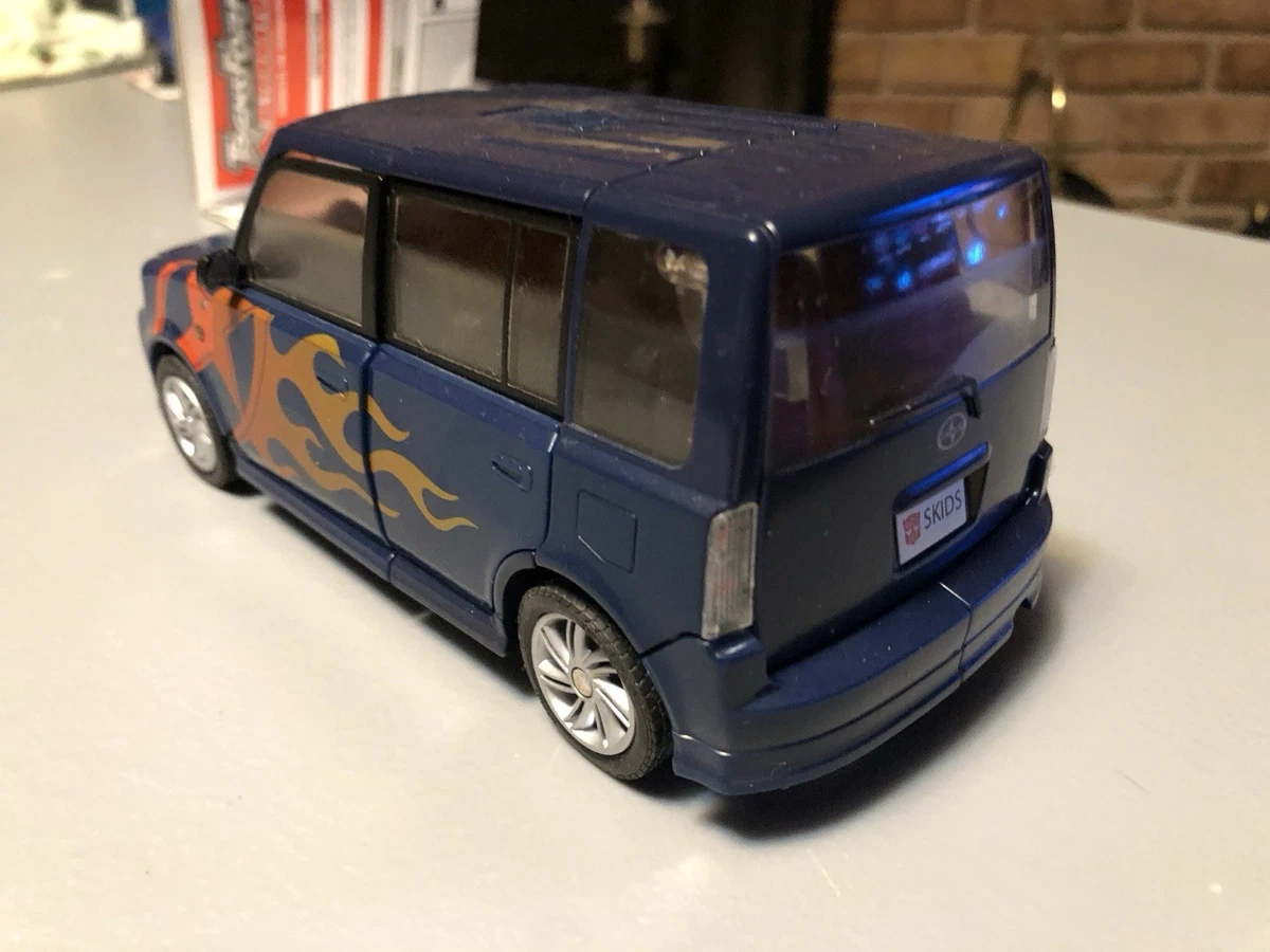 Hasbro Transformers Alternators Skids Scion xB 2004 1:24 Compl w/ Instructions
