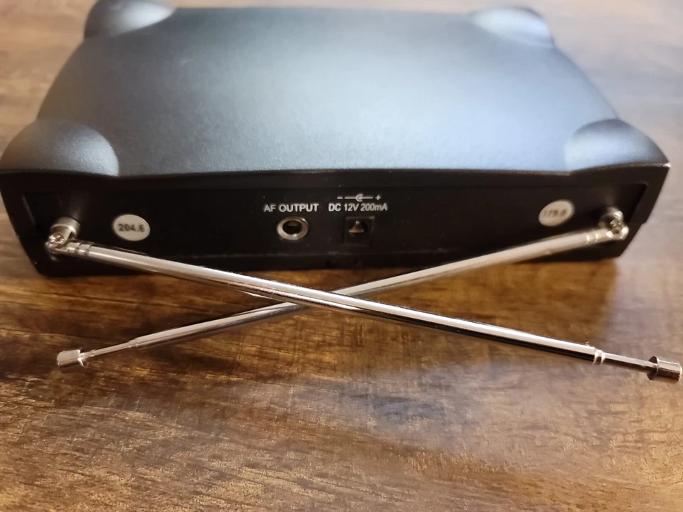 RSQ VHF-238 Receiver and power adapter Karaoke - Image 2 of 4