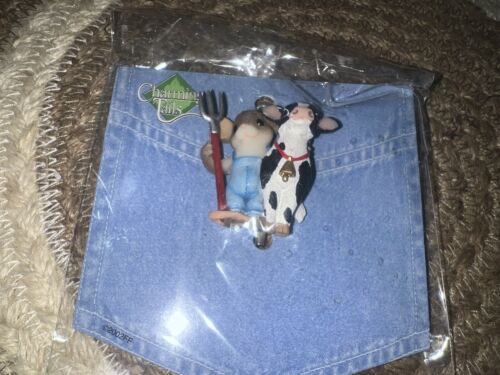 Charming Tails “ Farmer With Cow LAPEL PIN MOUSE 🐭 DEAN GRIFF - Picture 1 of 1