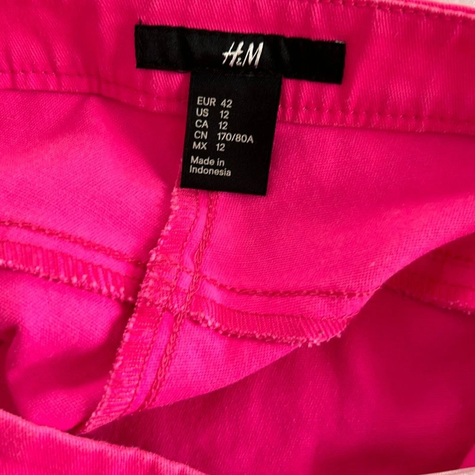 H&M Mujer Talla 12 Rosa Caliente Piernas Ajustadas Vaquero Elástico. Cremallera lateral, sin bolsillos Foto 2 de 4