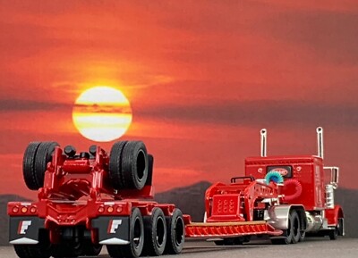 ミニカー 1/64 DCP Peterbilt 389 Tri-Axle &Trailer 1/64 DCP PETERBILT 389 TRI AXLE & FONTAINE MAGNITUDE LOWBOY