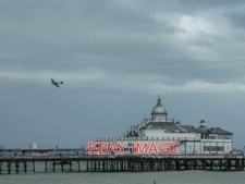FOTO SUPER MARINE SPITFIRE ÜBER DEM PIER EAS...
