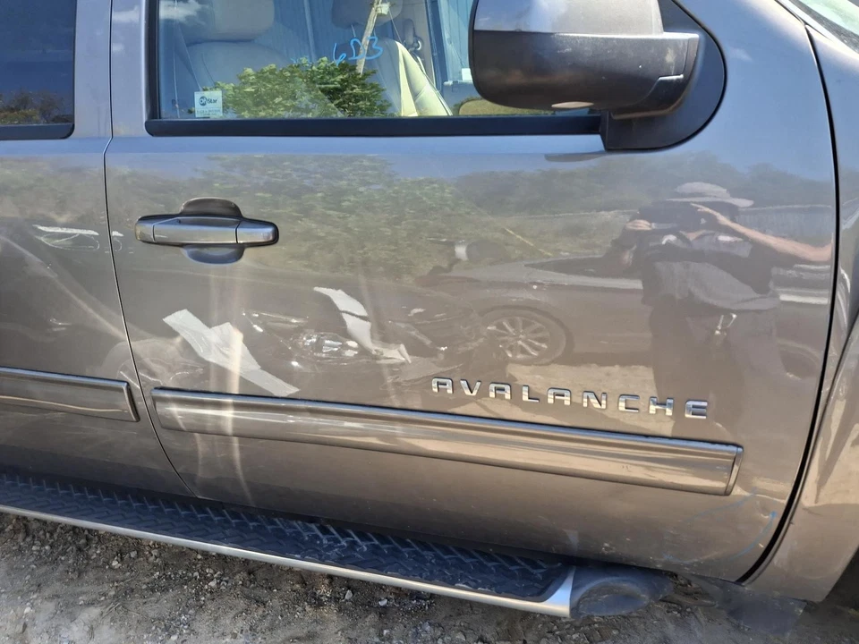 Used Air Cleaner Assembly fits: 2011 Chevrolet Avalanche 1500 6.0 Grade A - Image 4 of 4