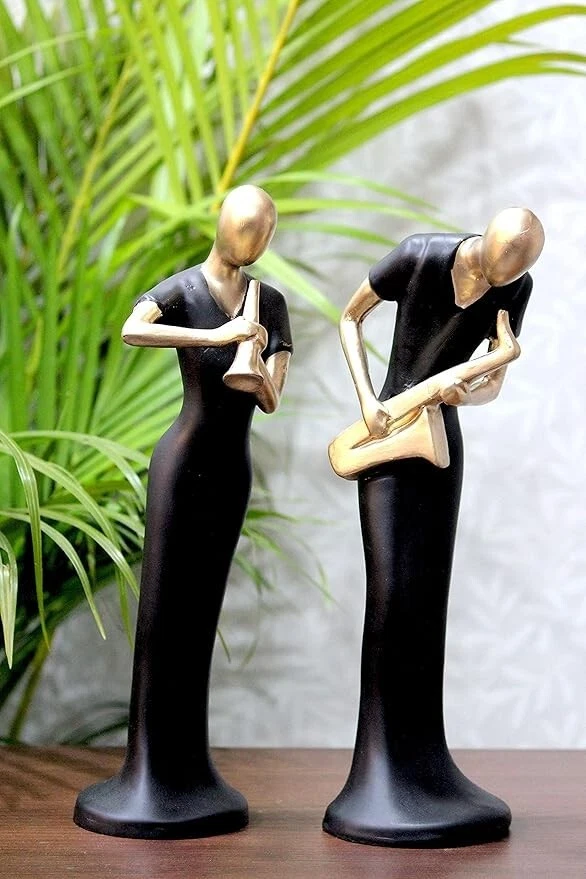 Saxofón y clarinete musical para dama tocando obra de exhibición para decoración del hogar sala de estar Foto 3 de 4