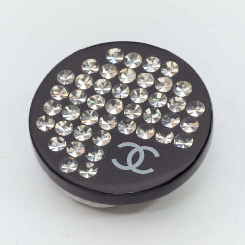 CHANEL 05P Vintage black resin silver rhinestone diamante CC round pin brooch - 第 1/3 張圖片
