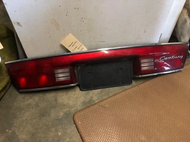 2001-2005 Buick Century Lid Mounted Center Tail Light Panel OEM - Изображение 2 из 4