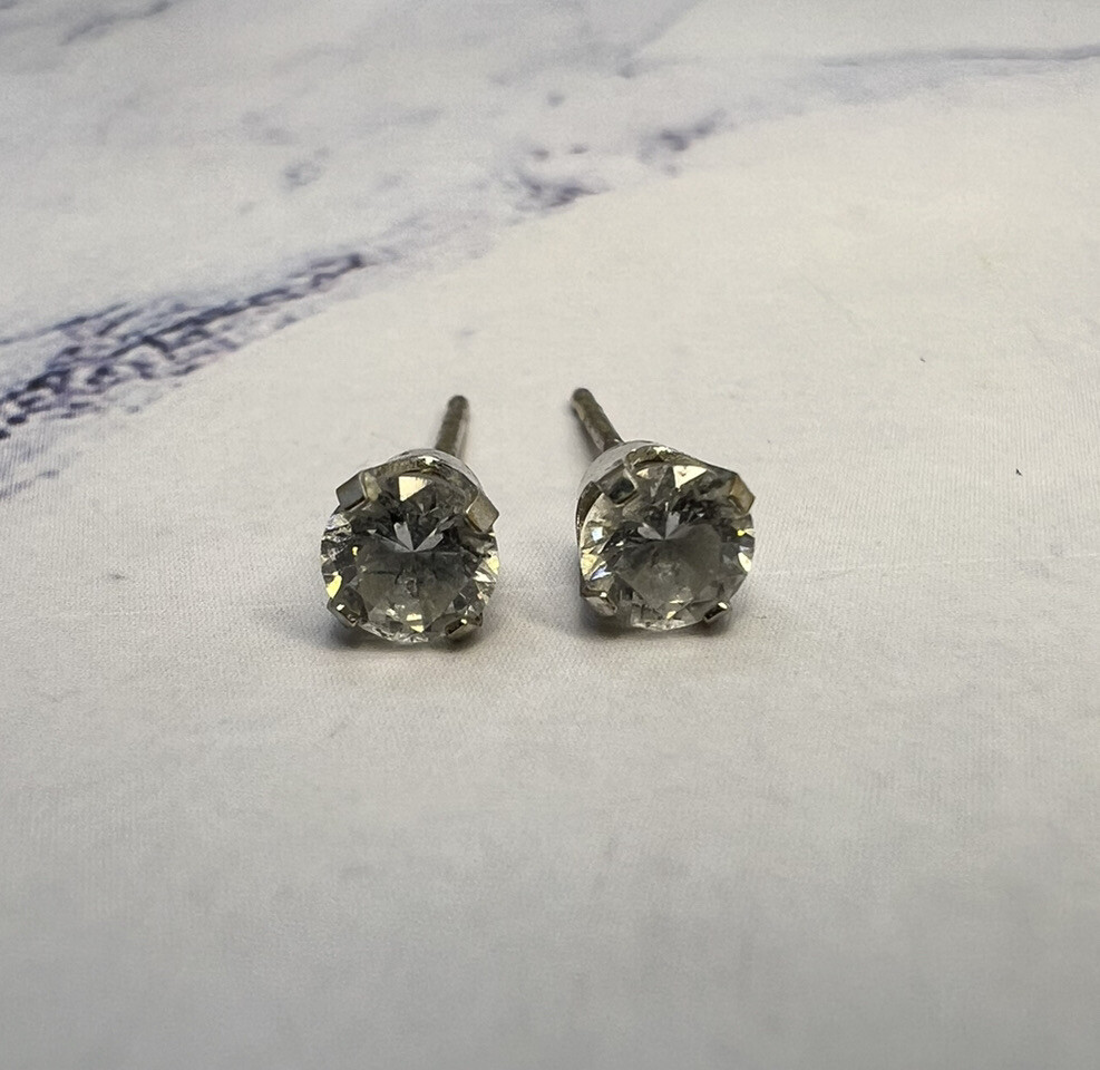 ゆ Gucci 18k White Gold 0.10cttw Pave Diamond Running G XS Stud