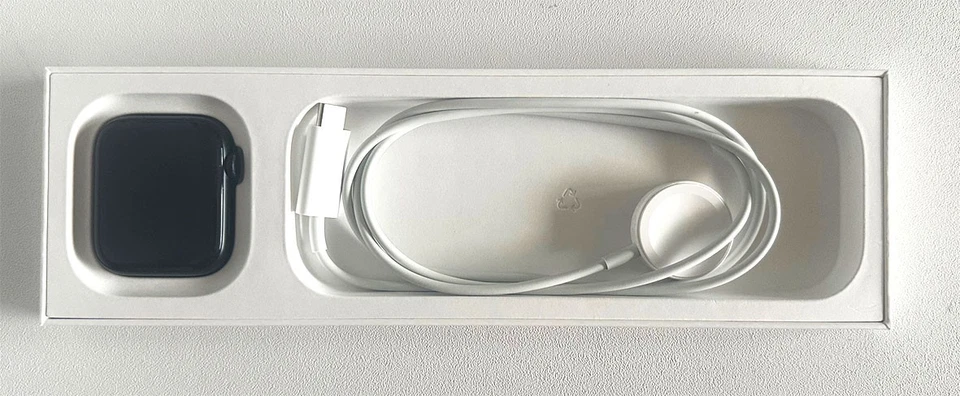 Apple SE (2nd Gen) 44 mm Waterproof Watch GPS Midnight AI SB Warranty April 2026 - Image 4 of 4