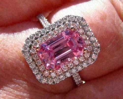 Anillo de compromiso de doble halo de zafiro moissanita esmeralda de 4 quilates enchapado en oro blanco de 14 k Foto 4 de 4