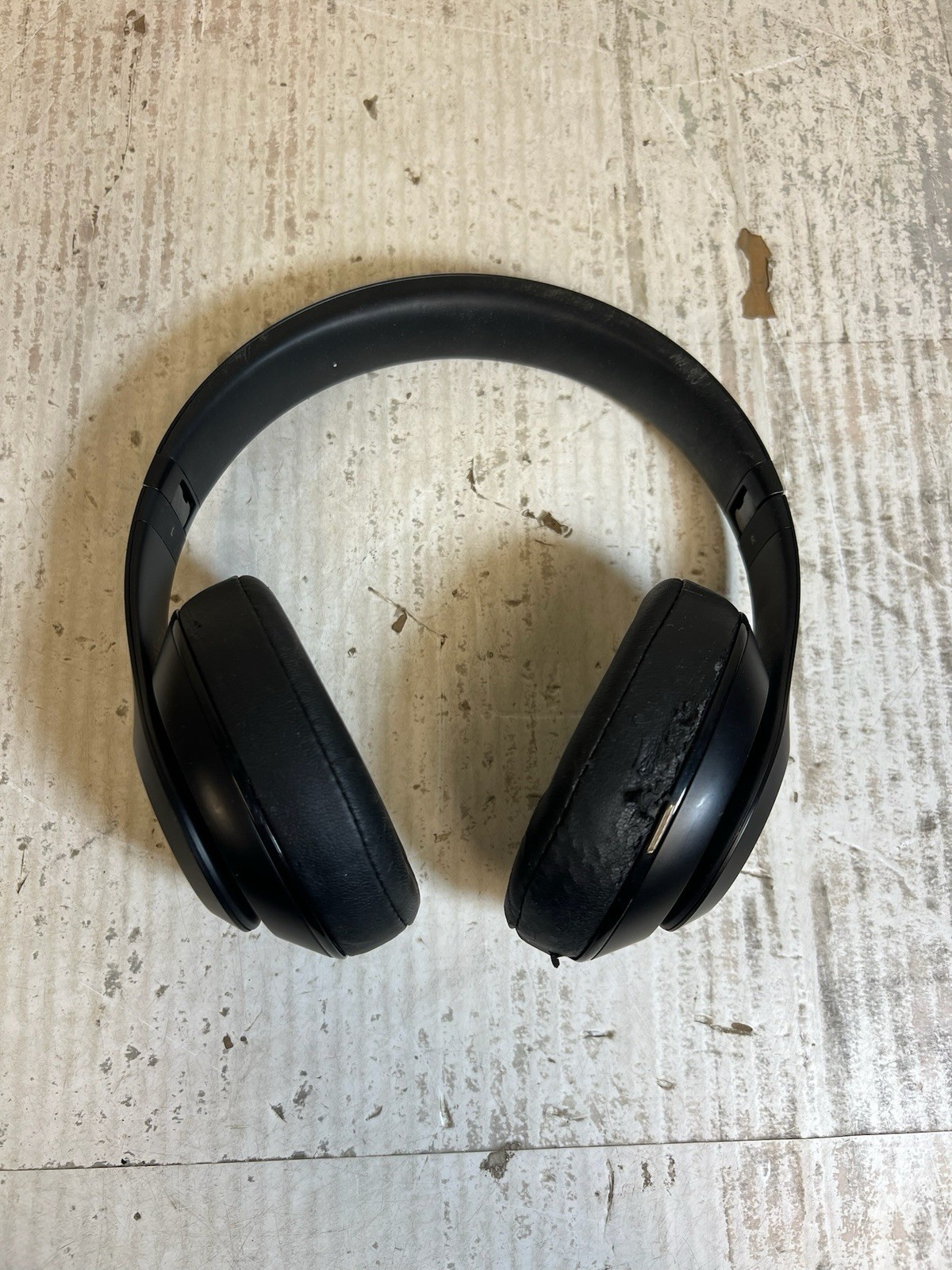 Beats Studio2 Over Ear Black Wireless Bluetooth Headphones - TESTED Working