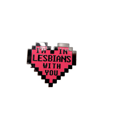8 Bit Herz verpixelt Ich bin in Lesben mit dir Emaille Pin Anstecker Geschenktüte