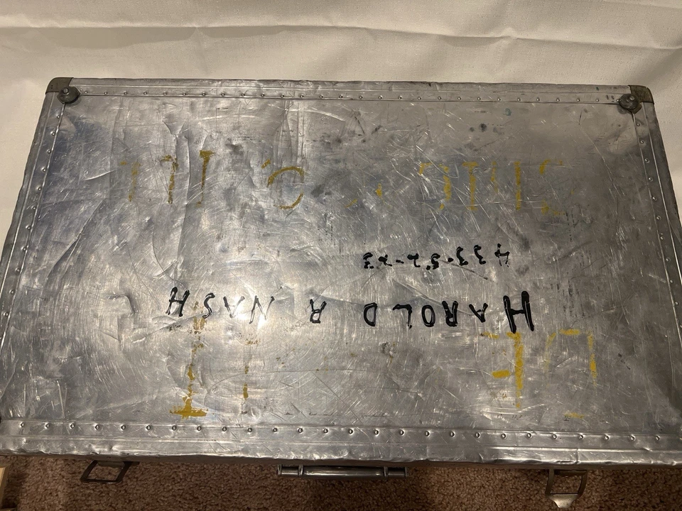 Baúl de aluminio vintage con interior satinado rosa - Estuche industrial - Mediados de siglo Foto 4 de 4