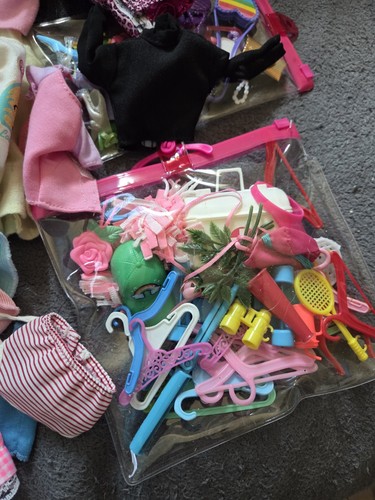 Lotto bambole e vestiti Barbie vintage anni 80 90 a moderni Rockers altro - Foto 7 di 10