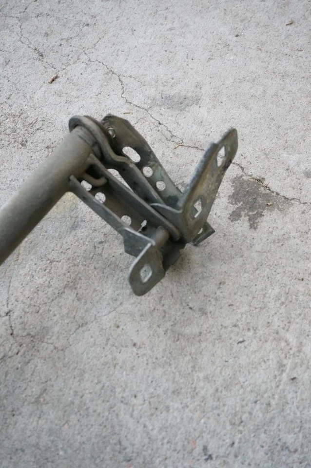 Soporte de soporte de bisagra de capó para capó OEM BMW E30 84-91 318i 325e 325i 325ix Foto 4 de 4