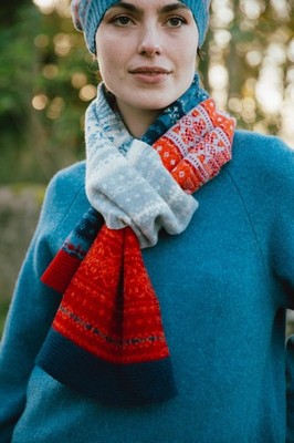 Eribe Alloa Fairisle Scarf Blue -Bella | Farbenfroher Schal aus 100% Merinowolle