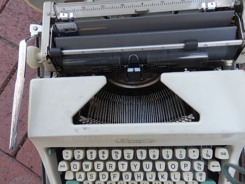 VTG Olympia SG 8 Desktop Typewriter from 1964? Works - Picture 5 of 20