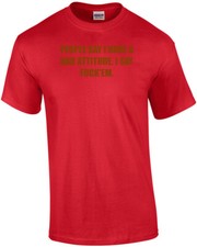 LA GENTE DICE QUE TENGO UNA MALA ACTITUD. YO DIGO FUCK'EM. Camisa