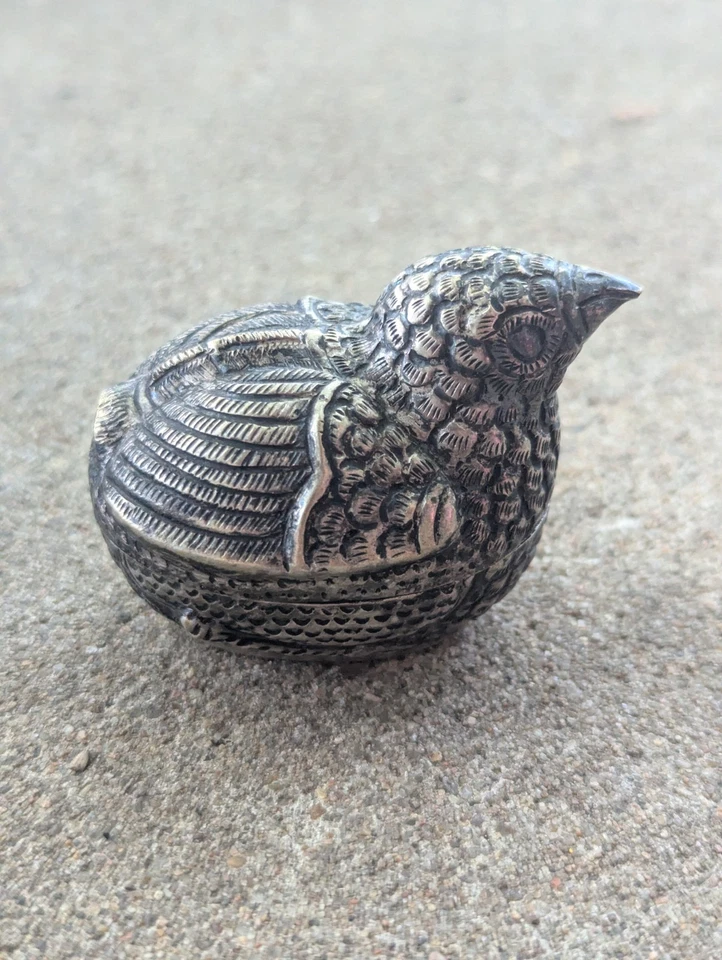 Antigua caja de tuercas de betel pequeña de plata birmana 800-900 Repousse codorniz pájaro Foto 2 de 4