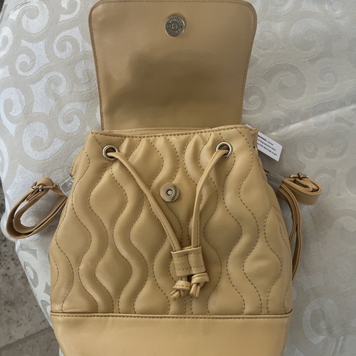 Mochila Alexis Bendel Mini Acolchada Cordón a Presión - Color Mantequilla NUEVA - E - Imagen 9 de 9