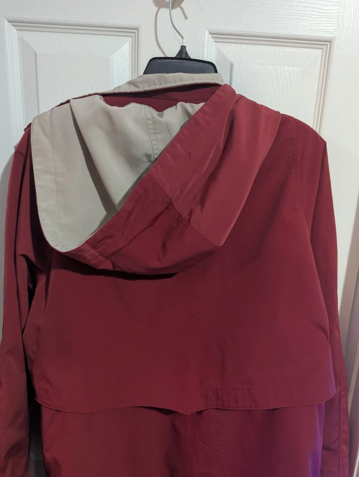 Chaqueta de Lluvia Nautica Damas Roja Grande con Capucha Desmontable Foto 4 de 4