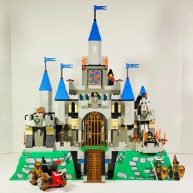 LEGO Castle 6098 King Leo's Castle 8 Minifigures 529 Pieces With Box Pre-Owned