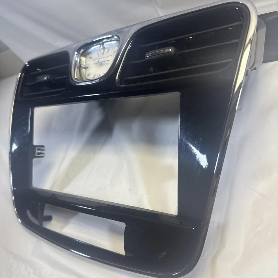 Chrysler 200 2011-2014 tablero panel de ventilación bisel con reloj OEM 56046491AA negro Foto 3 de 4