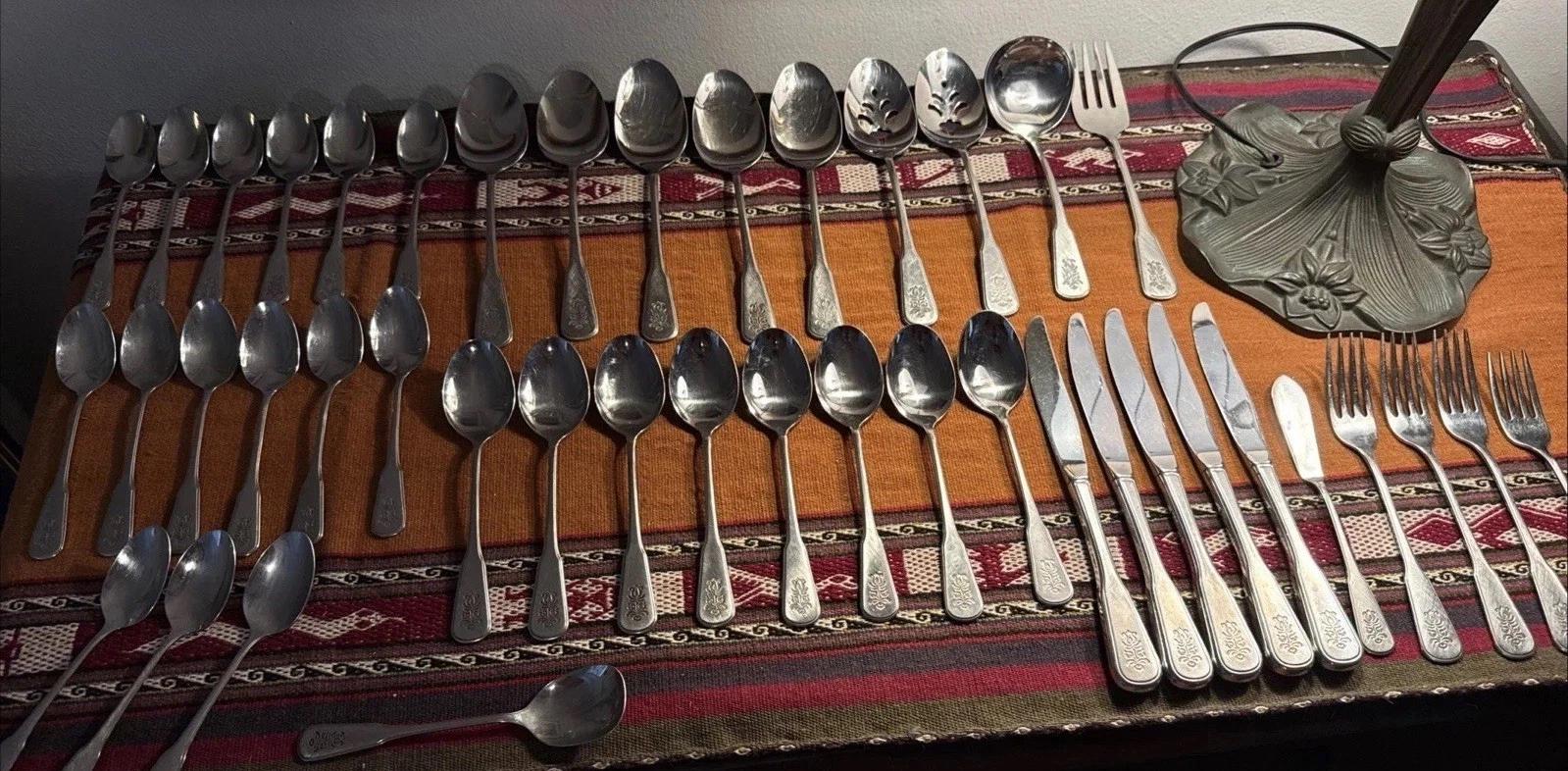 Vtg Oneida VILLAGE Deluxe Stainless 44 Piece Flatware Set