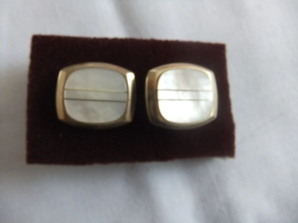 Hermosos gemelos vintage de nácar y tono dorado en exhibición de vidrio antiguo Foto 3 de 4