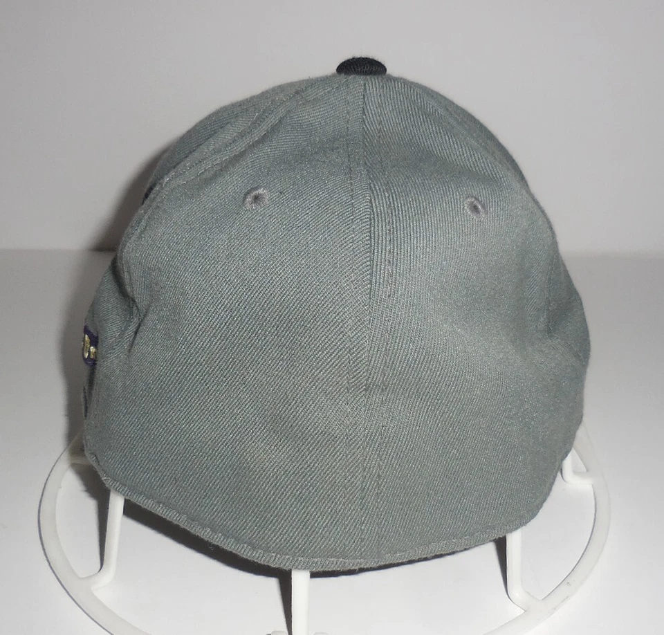 Gorra de béisbol Volcom 210 ajustada, 6 7/8-7 1/4 gris negra, logotipo púrpura Foto 4 de 4