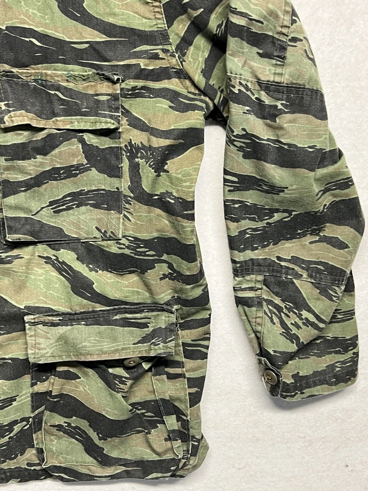 Uniforme militar vintage a rayas de tigre Top grande regular Apparel Corporation Foto 3 de 4