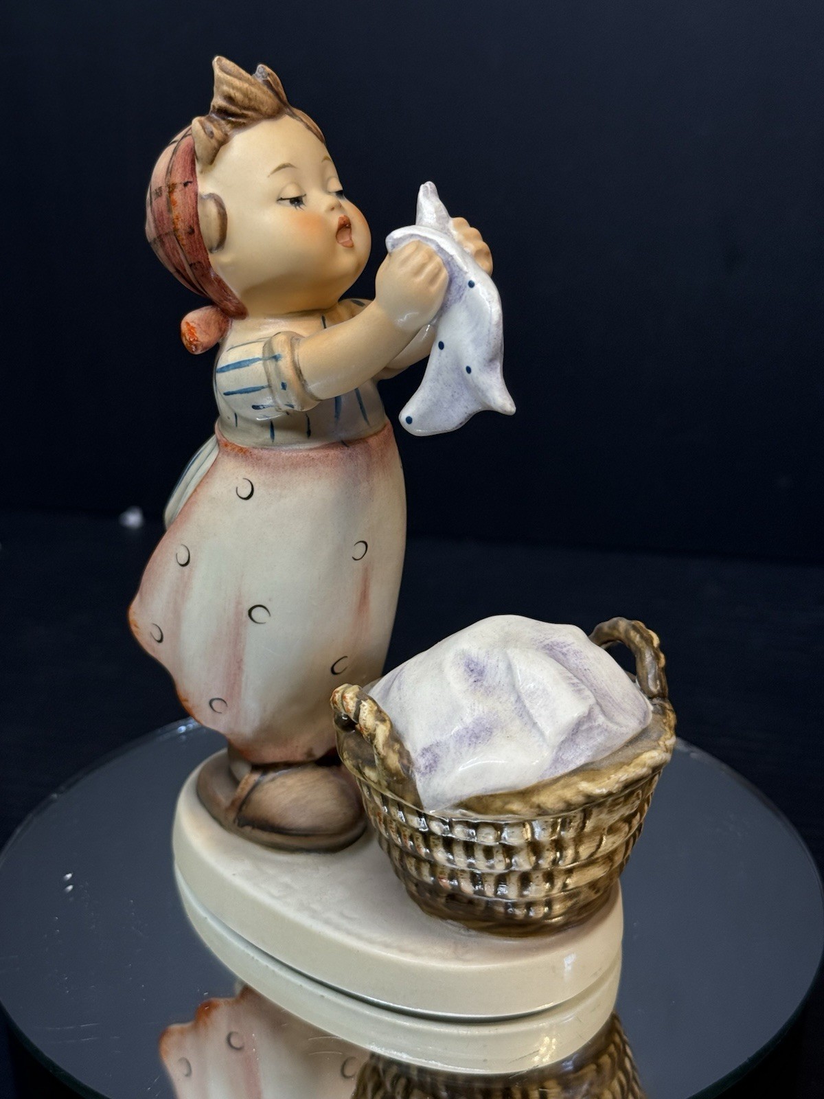 Goebel Hummel Wash Day 321 No Crazing! Mint Free Shipping