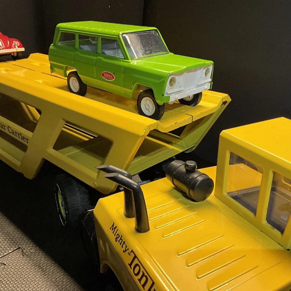 Vintage Mighty Tonka Car carrier 1968 w 2 Tonka Vehicles, Very Nice # 3990 - Image 4 of 4