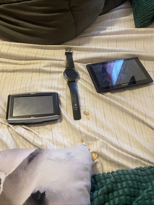 Lot Of 3 Electronics One Watch In Two Gpss The Watch Works, But The Two Gps No￼
