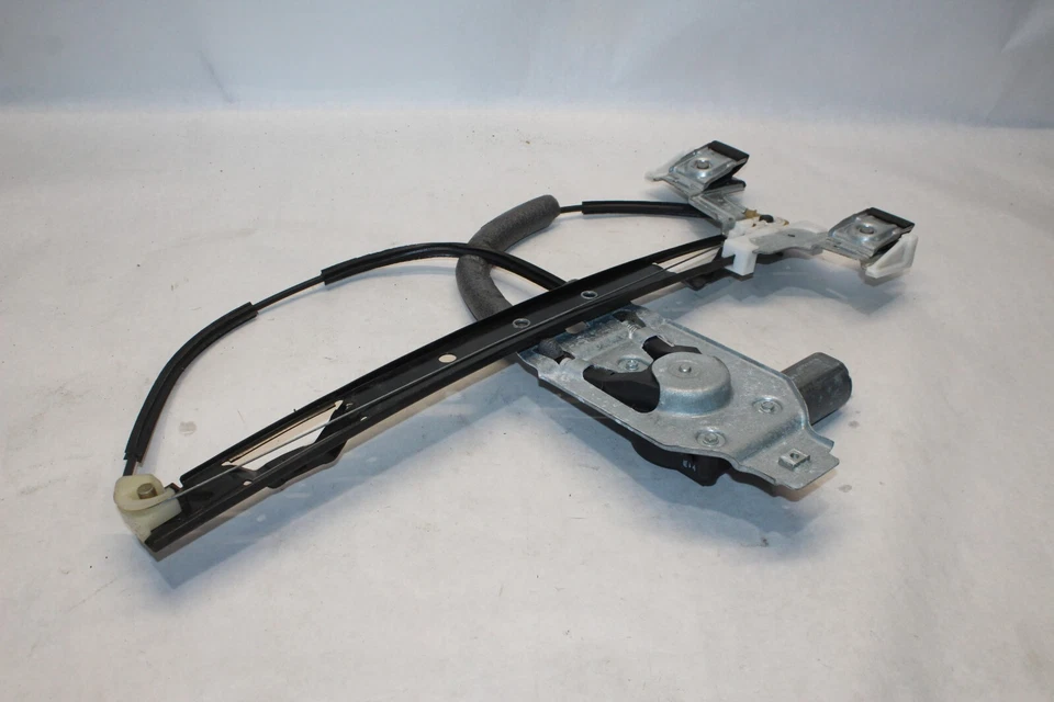 2002 - 2009 CHEVROLET TRAILBLAZER REAR RIGHT PASS WINDOW REGULATOR & MOTOR OEM - Image 3 of 4