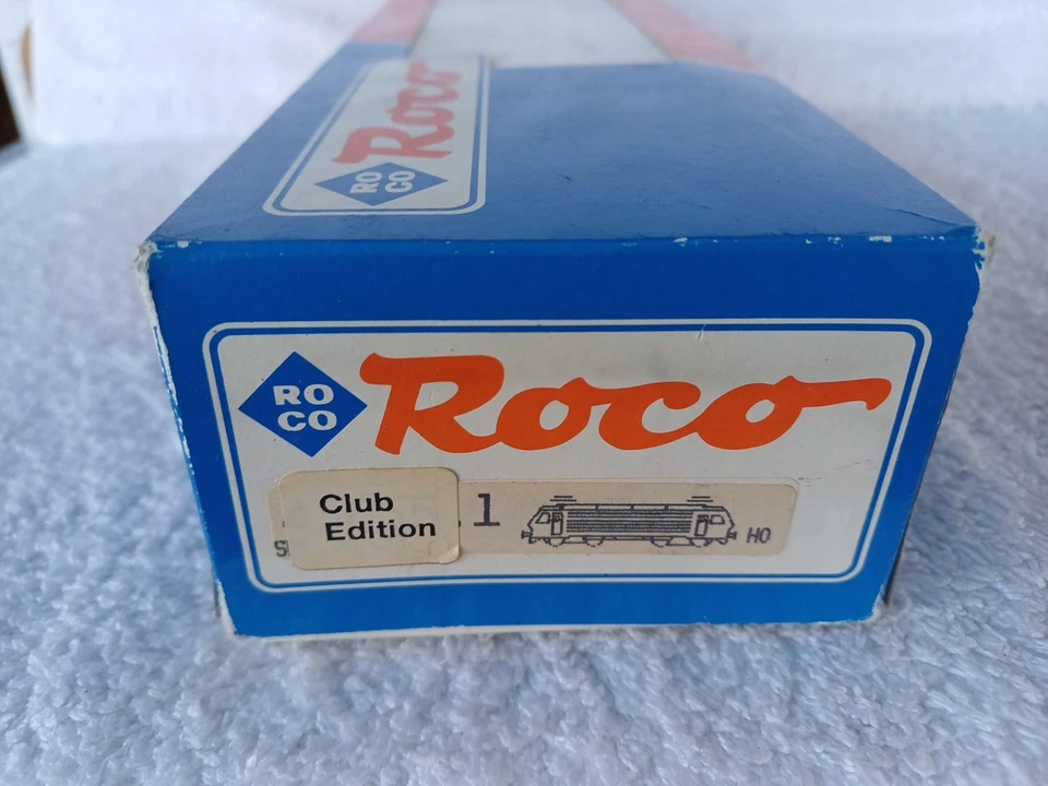 Roco HO 43655 Twin Pantograph Electric Loco Class Re 4/4 000-3 SBB Red Livery - Image 2 of 4