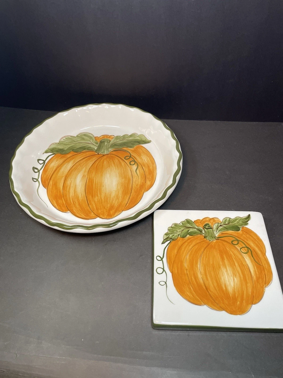 Williams Sonoma Pumpkin Pie Plate Dish 10" Fall Harvest Thanksgiving & Trivet