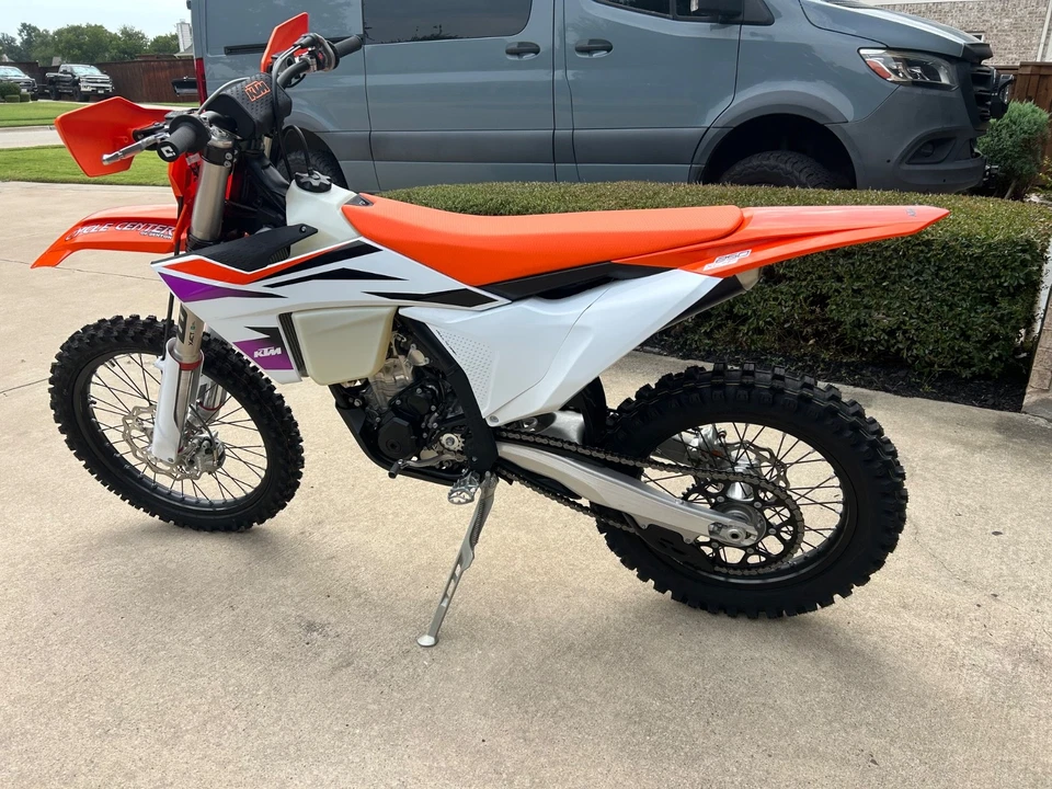 KTM 250 XC-F naranja/blanco ¡NUEVO ESTADO! Tiempo de viaje de una hora. Ahorra en envío un Foto 3 de 4