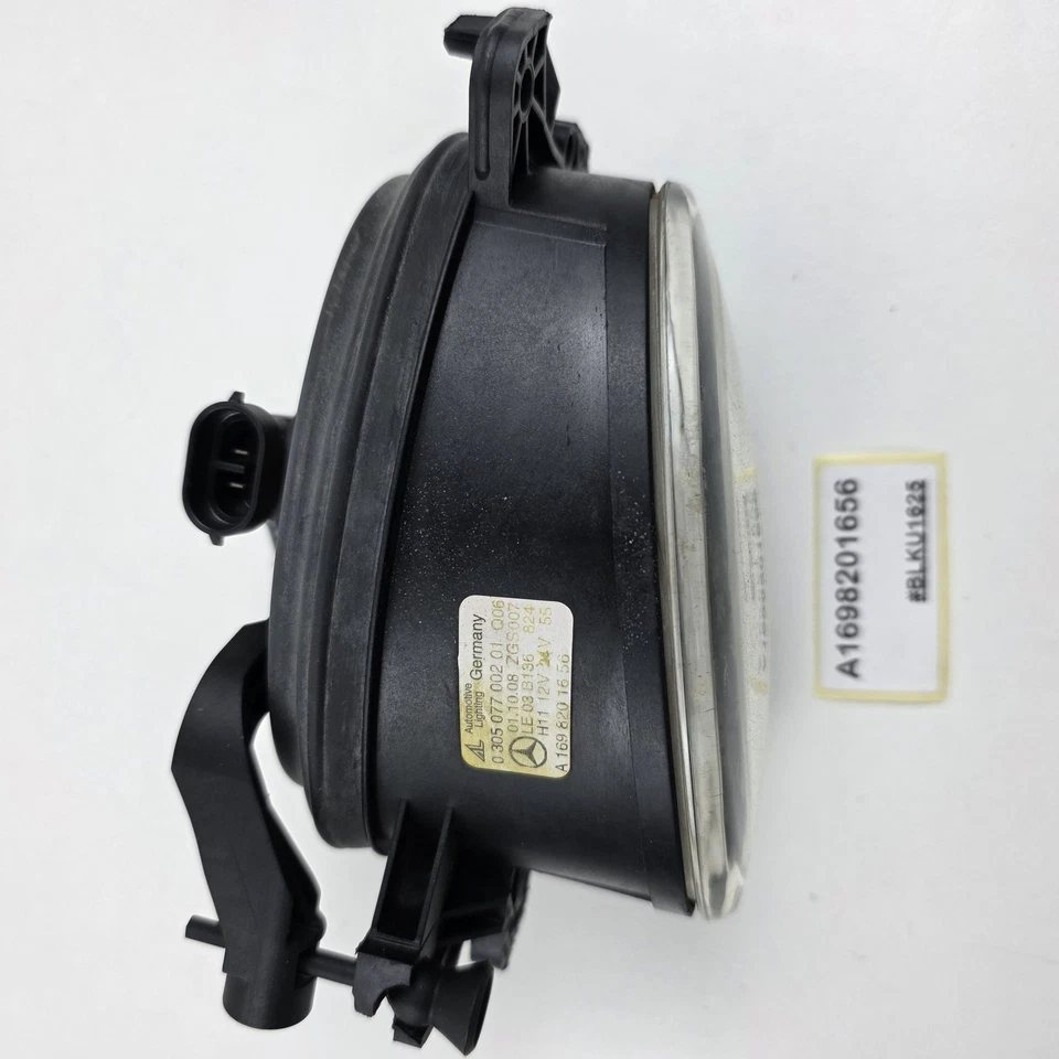 2006-2010 Mercedes-Benz C350 Front Right Fog Light A1698201656 - Image 2 of 4